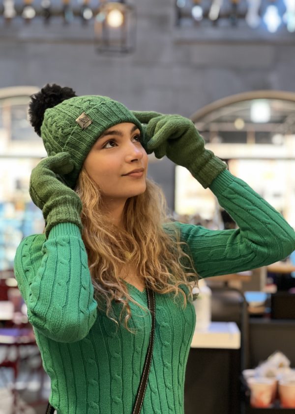 Beanie green & pompom