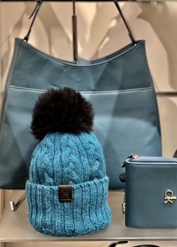 Beanie Turquoise with pompom
